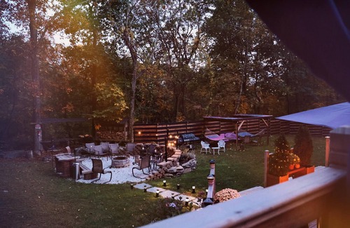 East Stroudsburg Casa | Luxe Entertainers Retreat: Mins to Ski HotTub/Games/Firepit/Sauna & Cinema!