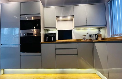 Gillingham Casa | Luxe Entire Bungalow Based In Dorset, Hot Tub, Pet Friendly, Modern