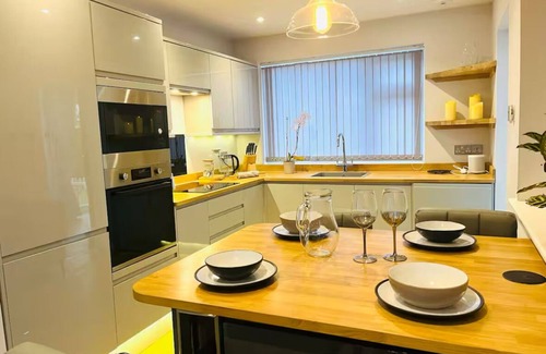 Gillingham Casa | Luxe Entire Bungalow Based In Dorset, Hot Tub, Pet Friendly, Modern
