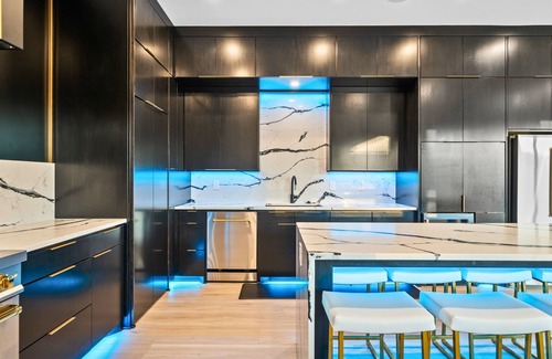 Mid America Casa | Luxe Escape, Sleeps 24, Heated Pool, Putting Green