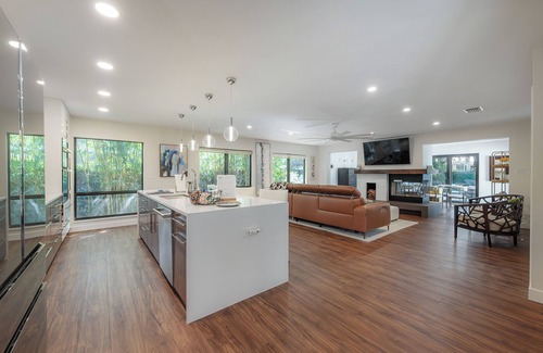 Beach Park Villa | Luxe Executive Home HEATED Pool, Outdoor Fireplace,Guesthouse!!