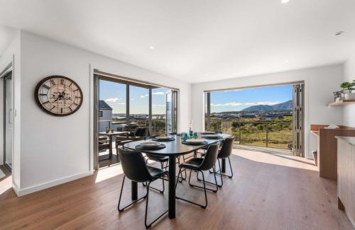Wharewaka Casa | Luxe Family Haven in Wharewaka