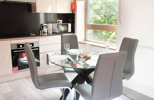 Slough Apartamento | Luxe Flat 2BD|Free Parking