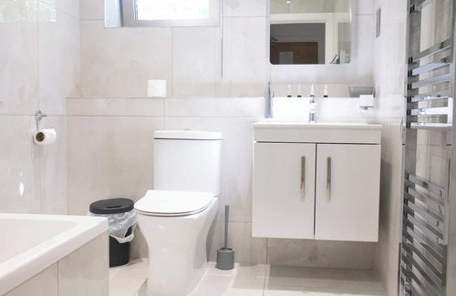 Slough Apartamento | Luxe Flat 2BD|Free Parking