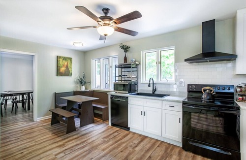 Kodak Casa | Luxe Forest Escape w/ Hot Tub, Volleyball, Cornhole & Kayak