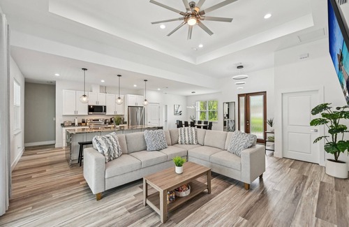 North Port Casa | 🌟 🆕 Luxe Gem w Heated Saltwater Pool, Spa & Privacy Fence.