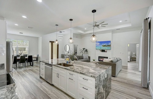 North Port Casa | 🌟 🆕 Luxe Gem w Heated Saltwater Pool, Spa & Privacy Fence.