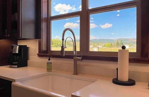 Kalispell Casa | Luxe: Glacier Haus adventure base, hot tub!