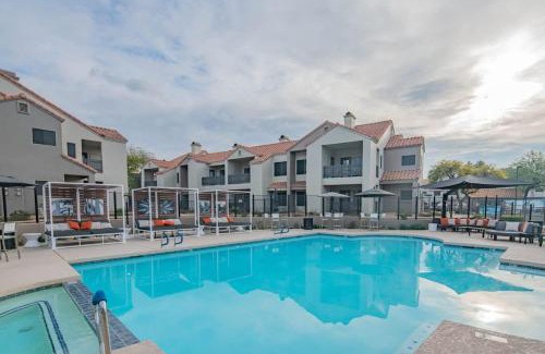 North Scottsdale Apartamento | Luxe Golf Pickleball Pool Hot Tub King Bed Parking
