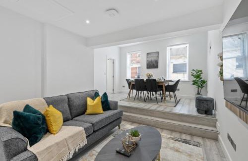 Swindon Apartamento | Luxe Haven - 2 min from Station - Free Parking - Courtyard