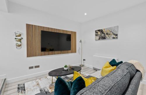 Swindon Apartamento | Luxe Haven - 2 min from Station - Free Parking - Courtyard