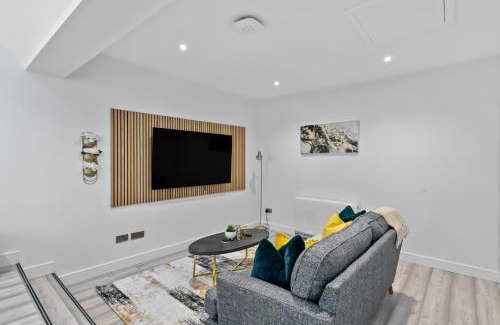 Swindon Apartamento | Luxe Haven - 2 min from Station - Free Parking - Courtyard
