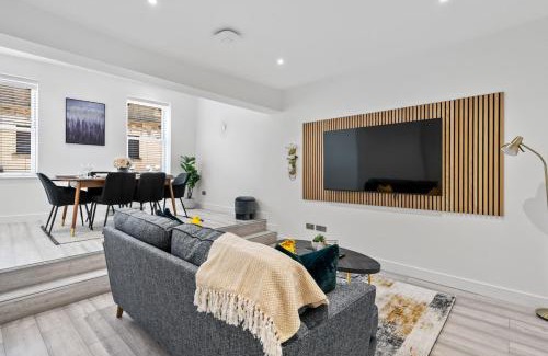 Swindon Apartamento | Luxe Haven - 2 min from Station - Free Parking - Courtyard