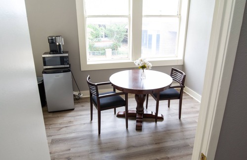 Jackson Apartamento | Luxe historic downtown 1-bedroom corporate apartment with WiFi, fitness room