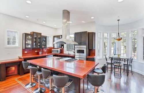 Skokie Casa | Luxe Home 20 min from Downtown Chicago ,heated indoor pool, Spa bath, tree house