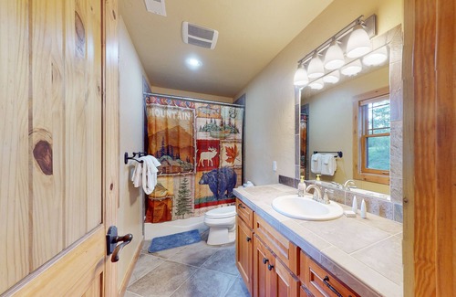 Loma Linda Casa | Luxe home with fireplace, private hot tub & National Forest views - dog-friendly