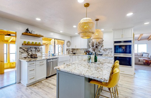 Auberry Casa | Luxe home with private indoor pool, sauna & expansive views