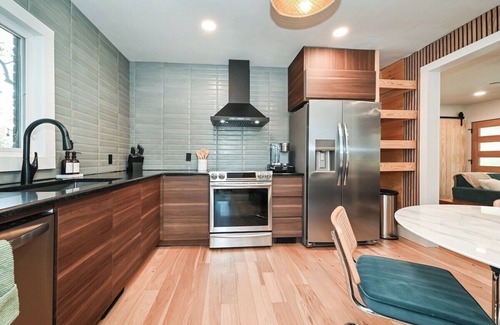 Matthews Casa | *LUXE*HOTTUB*FIREPIT*SUPERHOST*Walk2DTMatthews*EV*