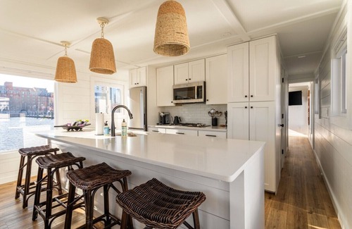 Eastport Alquiler De Eote | Luxe Houseboat: Breathtaking Skyline 360 Views