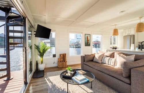 Eastport Alquiler De Eote | Luxe Houseboat: Breathtaking Skyline 360 Views