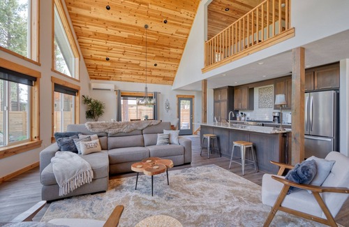 La Pine Casa | Luxe in La Pine, Sleeps 7, Hot Tub, 2 King Beds, 1 Queen Bed, 1 Twin Bed