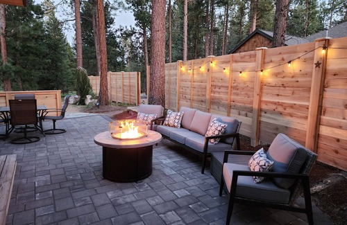La Pine Casa | Luxe in La Pine, Sleeps 7, Hot Tub, 2 King Beds, 1 Queen Bed, 1 Twin Bed