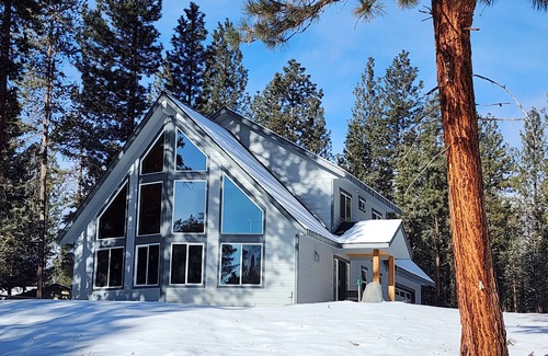 La Pine Casa | Luxe in La Pine, Sleeps 7, Hot Tub, 2 King Beds, 1 Queen Bed, 1 Twin Bed