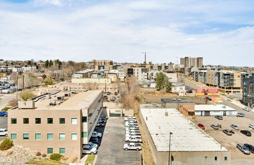 Jefferson Park Apartamento | Luxe Jefferson Park 1BR w/ Gym & Pool, near Empower Field, by Blueground
