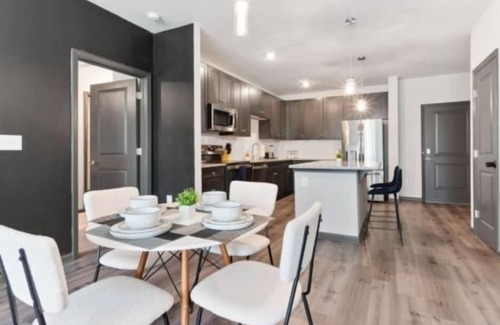 North Raleigh Apartamento | Luxe King 2 Bedroom Suite in North Raleigh!
