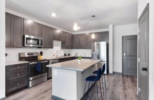 North Raleigh Apartamento | Luxe King 2BR Suite in North Raleigh