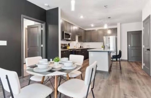 North Raleigh Apartamento | Luxe King 2BR Suite in North Raleigh
