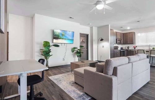 North Raleigh Apartamento | Luxe King 3 Bedroom Suite in North Raleigh!