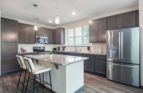 North Raleigh Apartamento | Luxe King 3 Bedroom Suite in North Raleigh!