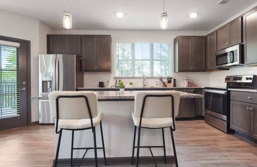 North Raleigh Apartamento | Luxe King 3 Bedroom Suite North Raleigh!