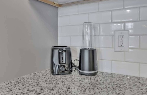 Hayes Apartamento | Luxe King 3BR Suite Mins to Downtown Durham!