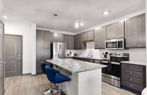 North Raleigh Apartamento | Luxe King 3BR Suite North Raleigh