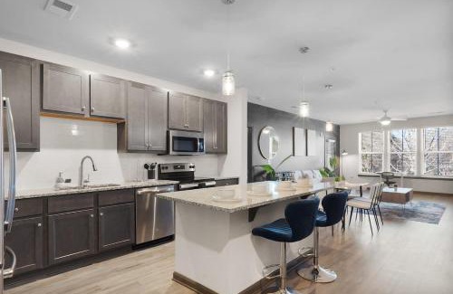 North Raleigh Apartamento | Luxe King 3BR Suite North Raleigh