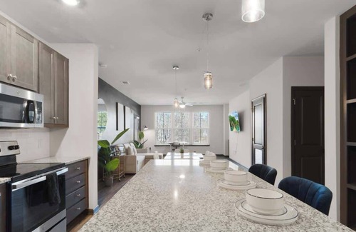 North Raleigh Apartamento | Luxe King 3BR Suite North Raleigh!