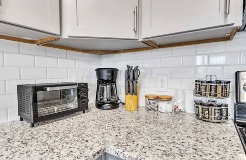 Hayes Apartamento | Luxe King 3BR Suite to Downtown Durham!