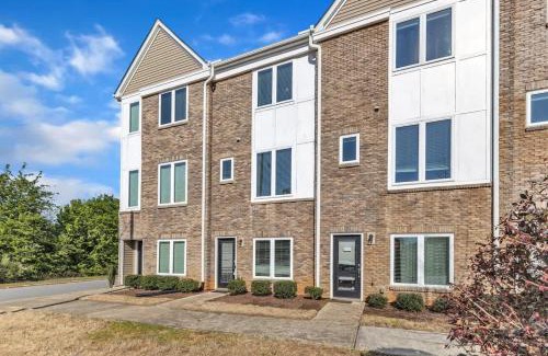 Southwest Raleigh Casa | Luxe King 3BR Townhouse Mins to Downtown