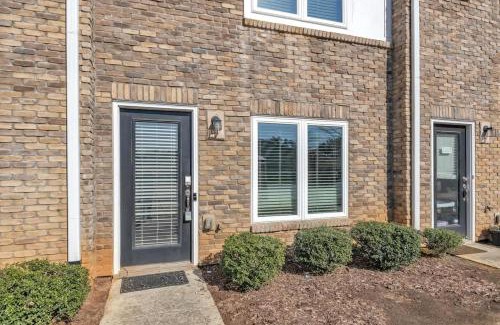 Southwest Raleigh Casa | Luxe King 3BR Townhouse Mins to Downtown