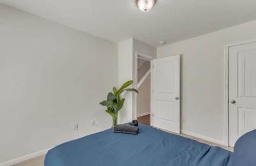 Southwest Raleigh Casa | Luxe King 3BR Townhouse Mins Downtown