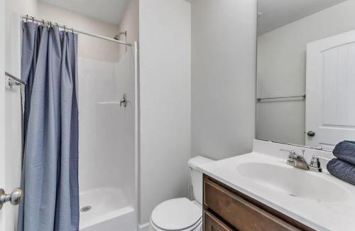 Southwest Raleigh Casa | Luxe King 3BR Townhouse Mins Downtown
