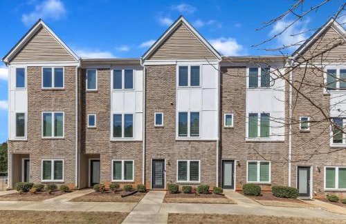 Southwest Raleigh Casa | Luxe King 3BR Townhouse Mins Downtown