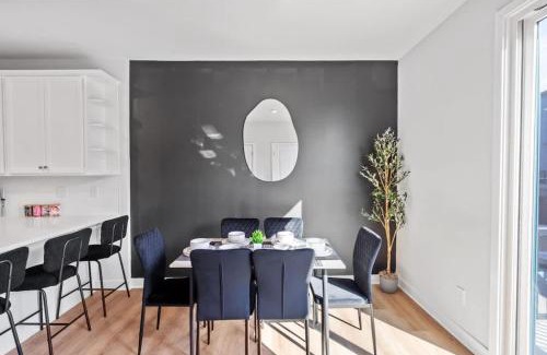 Charlotte Casa | Luxe King 3BR Townhouse Mins to Dwtn CLT