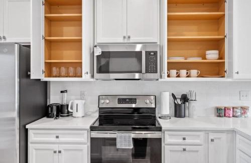 Charlotte Casa | Luxe King 3BR Townhouse Mins to Dwtn CLT