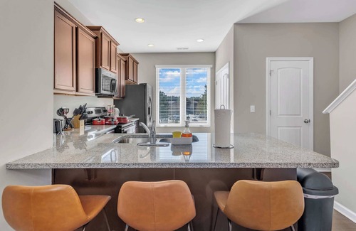 Southwest Raleigh Casa | Luxe King 3BR Townhouse Mins to Downtown!