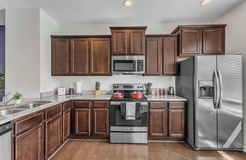 Southwest Raleigh Casa | Luxe King 3BR Townhouse Mins to Downtown!