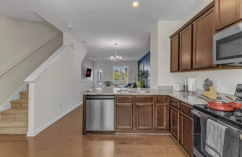 Southwest Raleigh Casa | Luxe King 3BR Townhouse Mins Downtown!