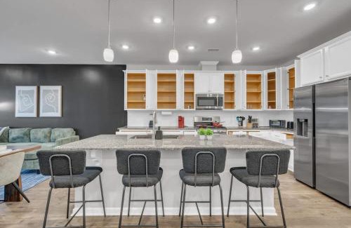 Durham Casa | Luxe King 4 BR Townhouse Mins to Dwtn Durham